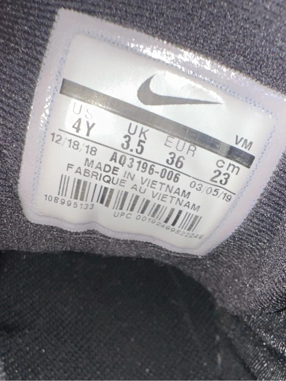 Nike Air Max 720  Shoes size 4Y AQ3196-006 Triple Black Anthracite